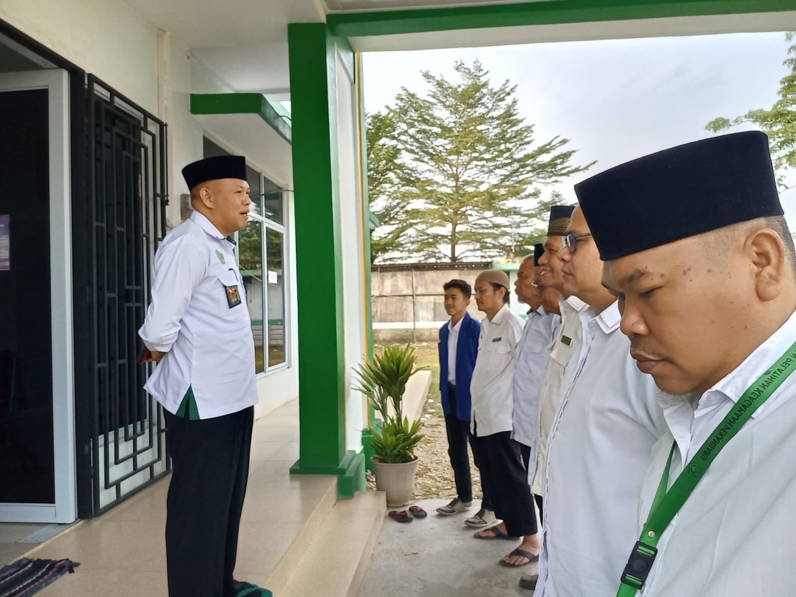 Muliyadi Ingatkan Kedisiplinan dan Pelayanan Prima Saat Apel Pagi