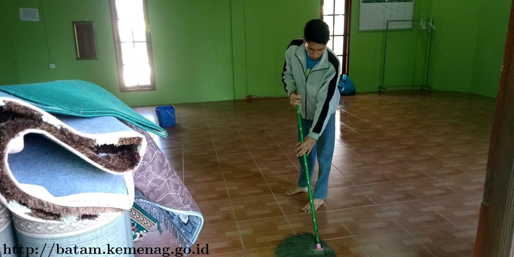 Cegah Covid-19, Kemenag Batam Jaga Kebersihan Rumah Ibadah