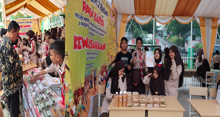 Tingkatkan Daya Tarik Pembaca, Humas MTsN 2 Batam Terbitkan Berita dalam Bahasa Asing