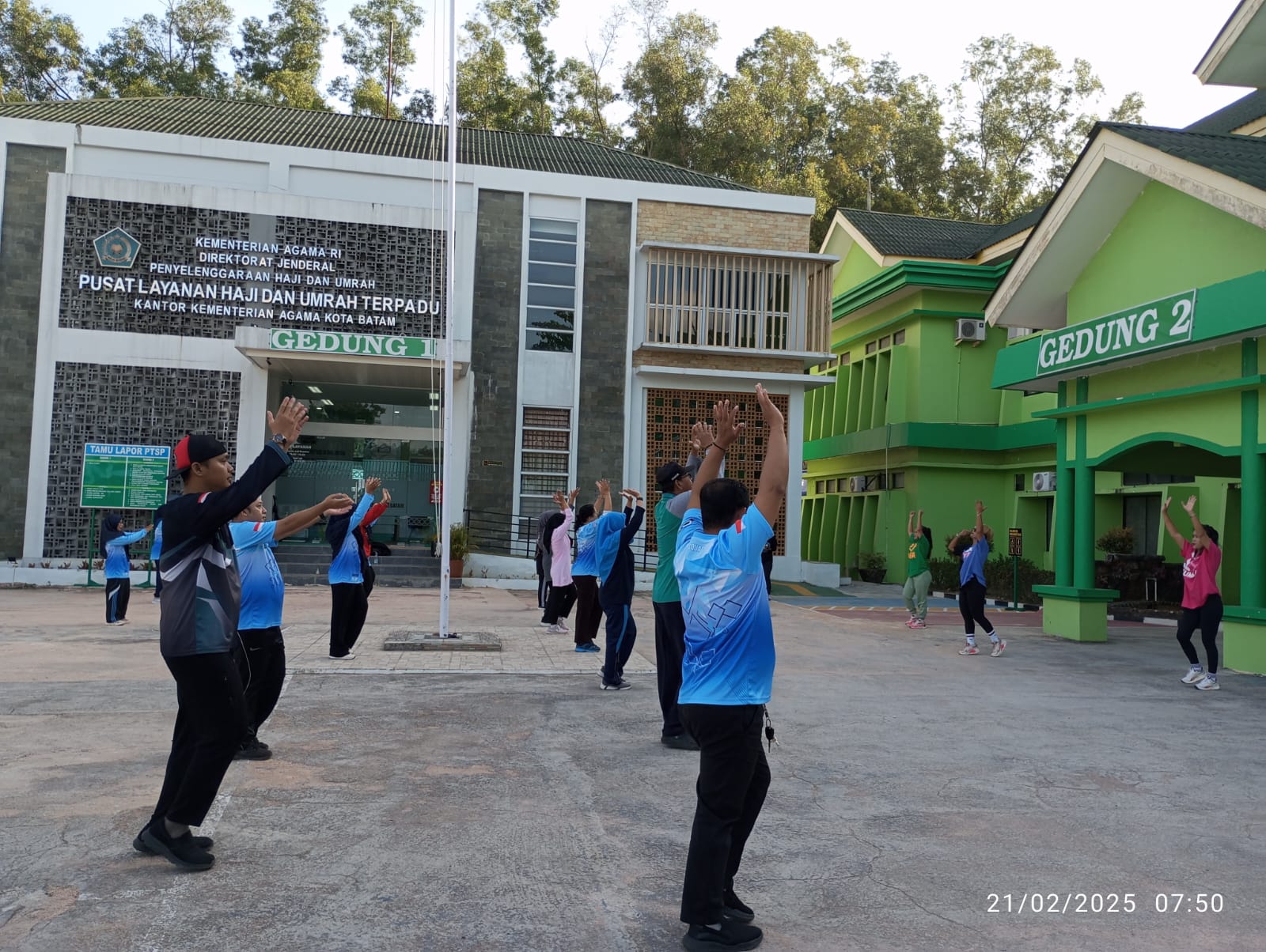 Sehat Jasmani, Seluruh Pegawai Kantor Kemenag Kota Batam Ikuti Fitness Zumba