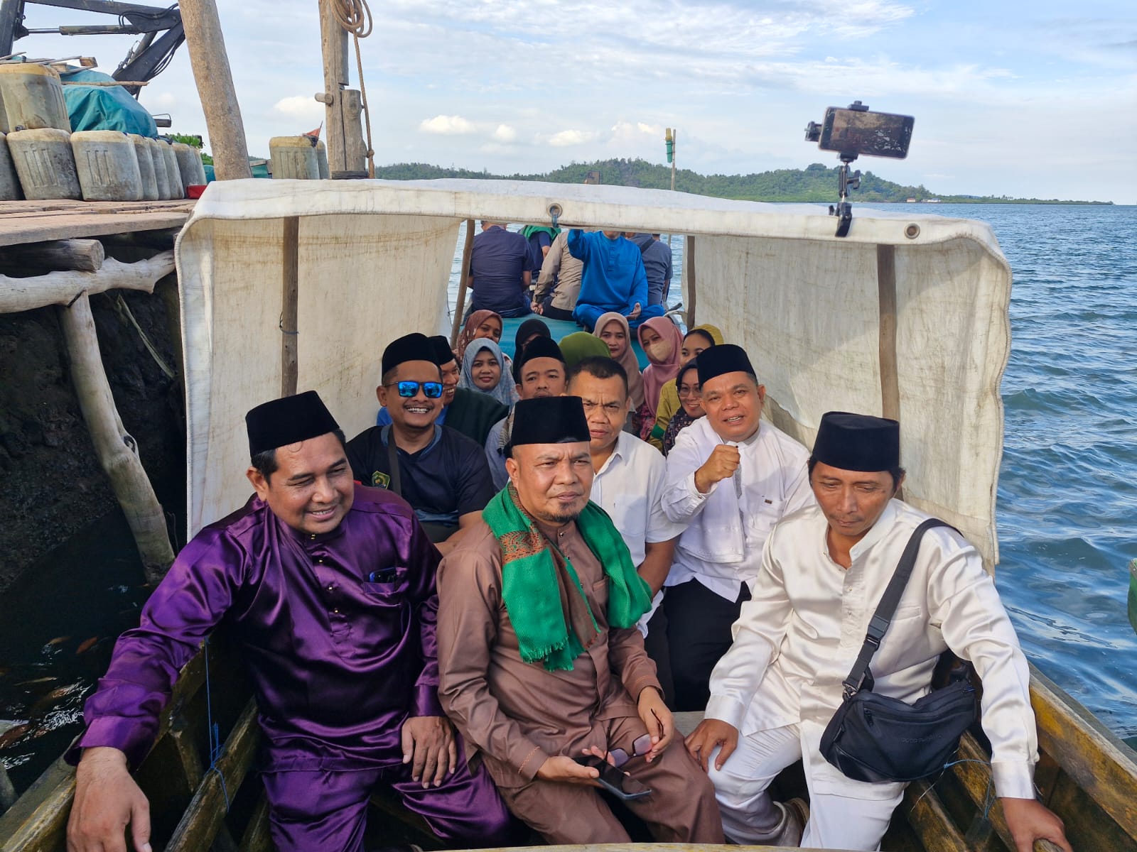 Safari Ramadhan Perdana Kantor Kemenag Kota Batam di Pulau Korek, Serahkan 100 Paket Sembako