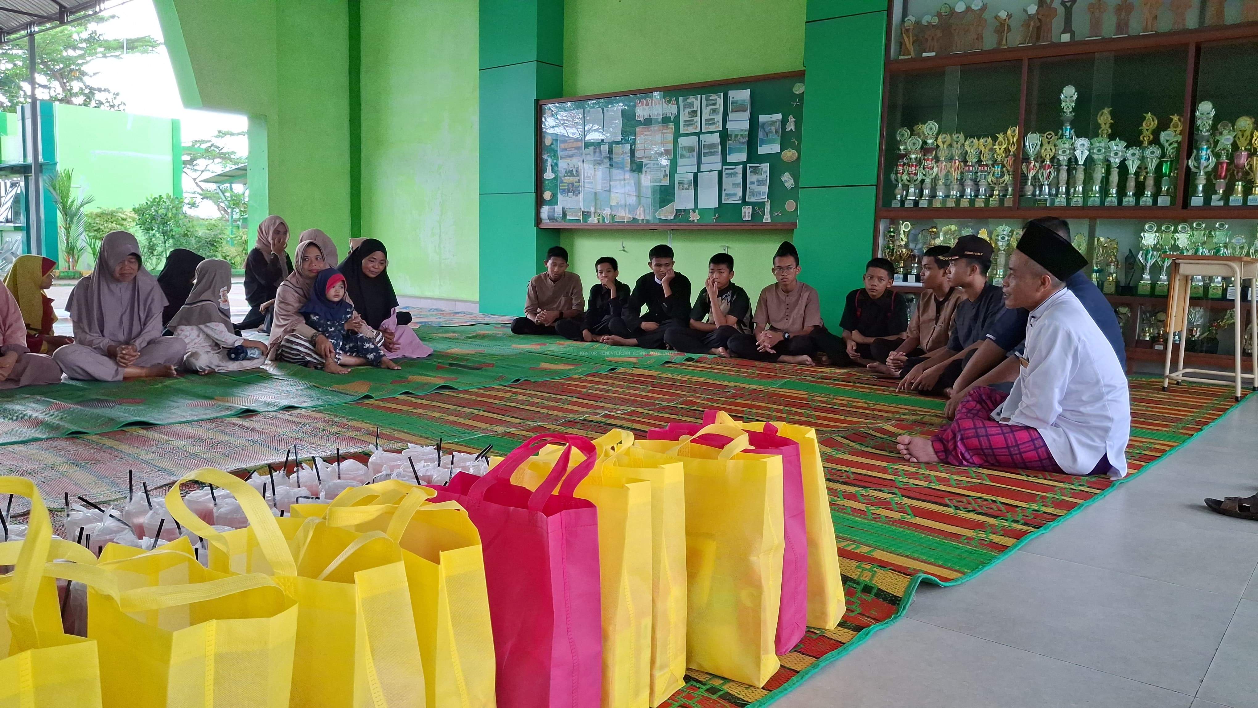 Bagikan Paket Sembako, MTsN 3 Kota Batam Wujudkan Kepedulian Sosial