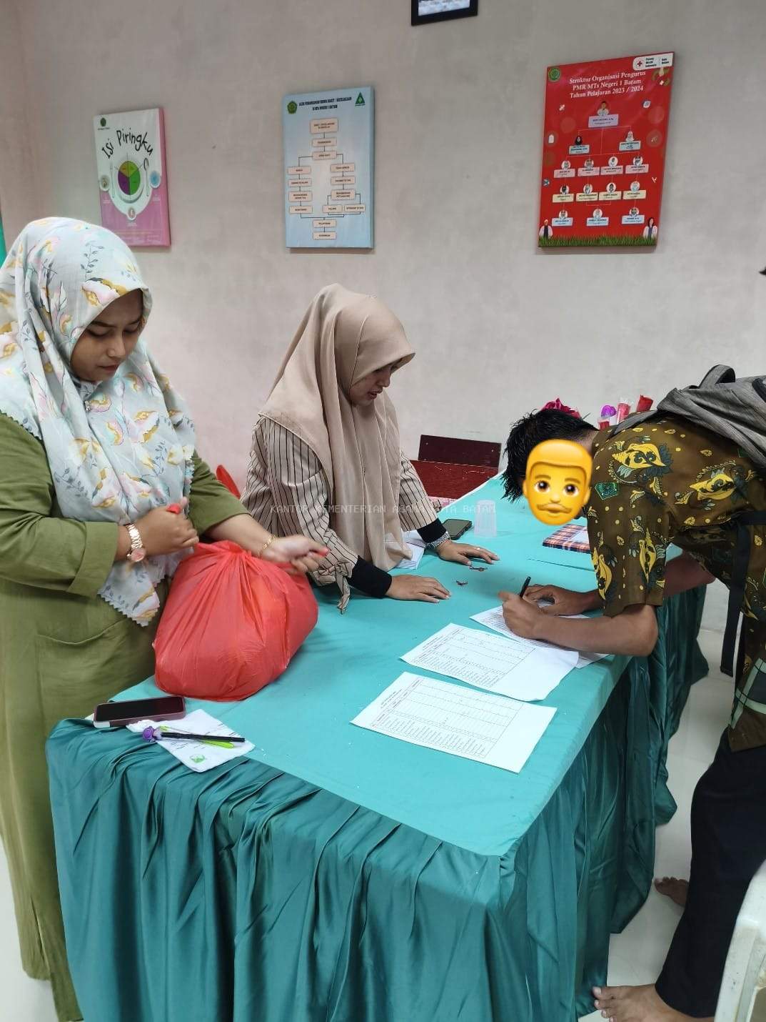 Bersama untuk Sesama: MTsN 1 Batam Salurkan Zakat kepada Siswa yang berhak