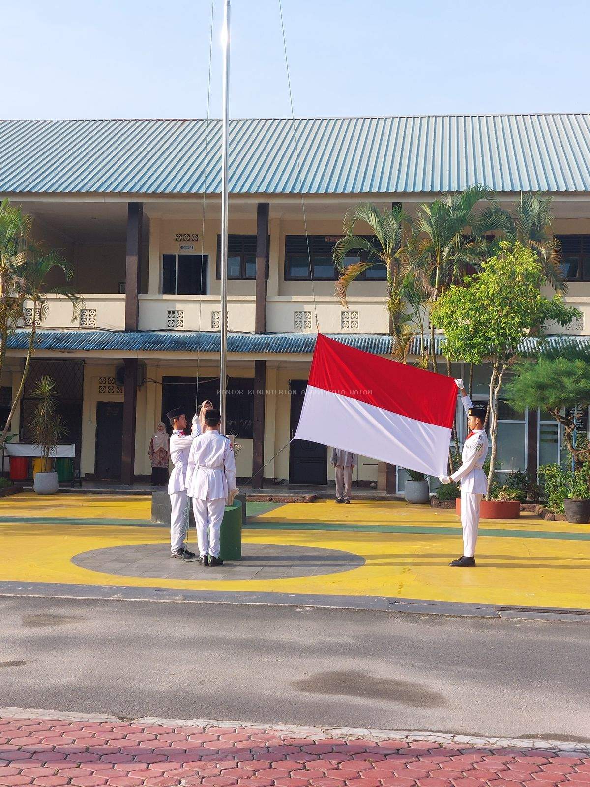 MAN 1 Kota Batam Gelar Upacara Peringatan Hari Pendidikan Nasional 2025