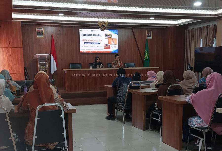 Kepala MAN 1 Batam Berikan Pembinaan kepada Pegawai: Tingkatkan Disiplin dan Etos Kerja