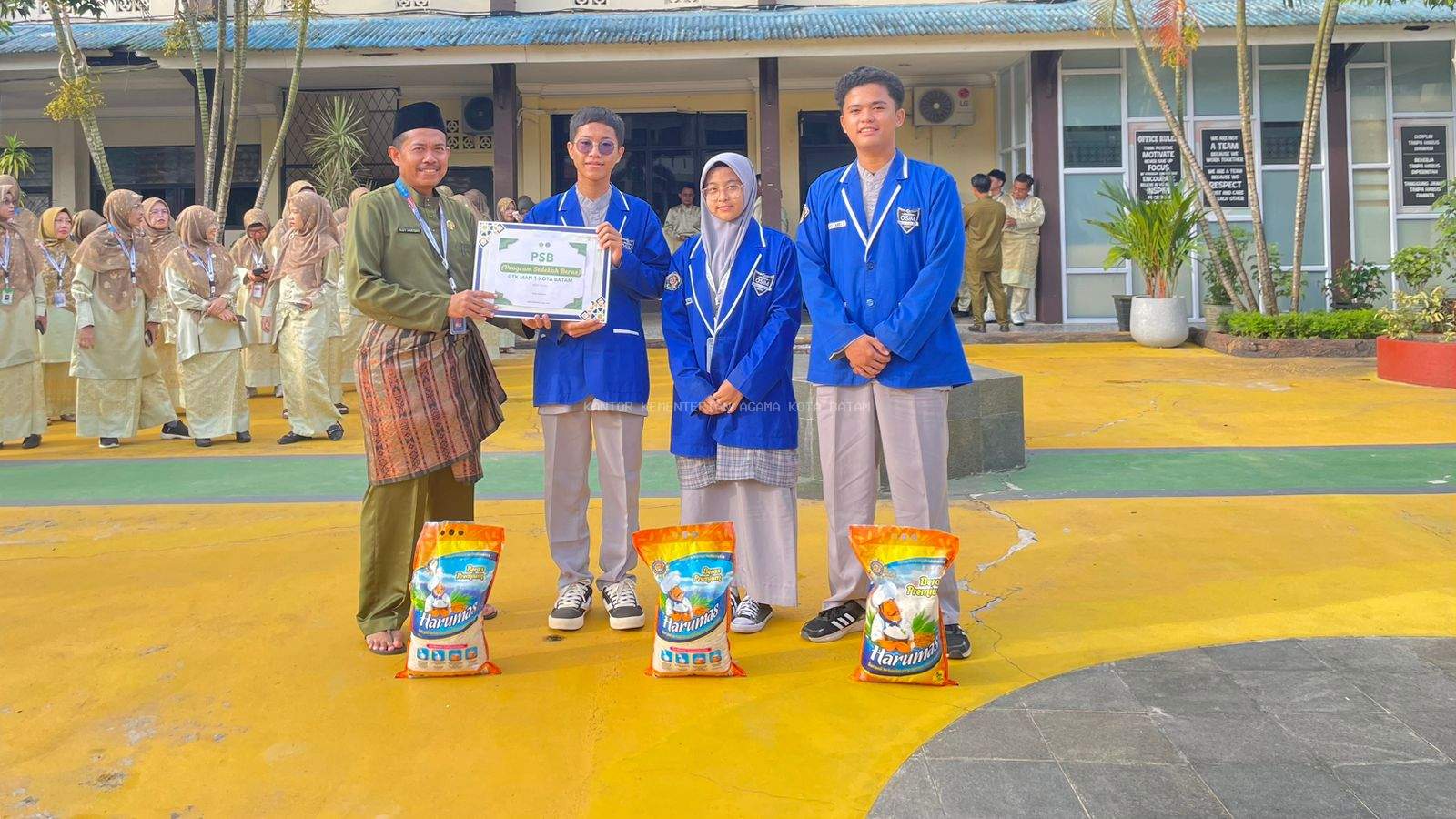 Sukseskan Program Penyerahan Beras, MAN 1 Kota Batam Gelar Penyerahan Simbolis Beras Kepada OSIM