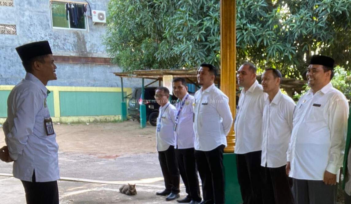 Apel Pagi di KUA Batu Ampar, Pembina Apel Tekankan Disiplin dan Kebersihan Kantor