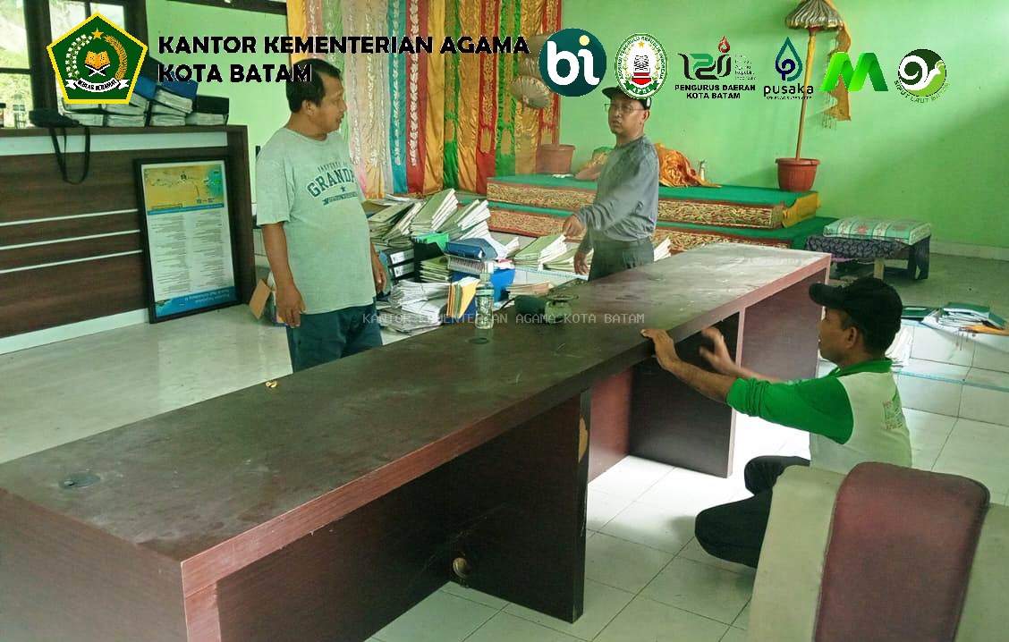Kompak! KUA Sekupang Goro Bersihkan Lingkungan Kantor