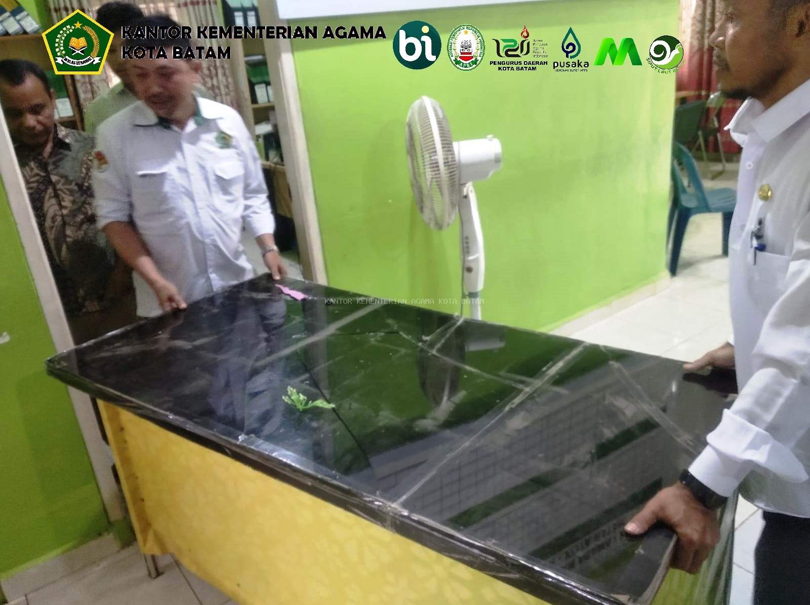 Jaga Kebersihan Kantor, KUA Nongsa Gelar Gotong Royong