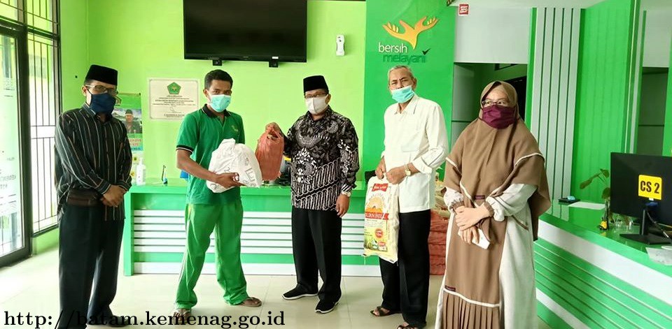 Kemenag Batam Bagikan Paket Sembako Untuk Honorer