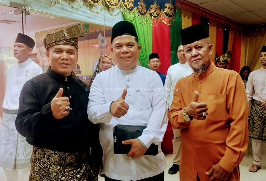 LAM Kepri Kota Batam Anugerahi Gelar Adat kepada Amsakar Achmad dan Li Claudia Chandra