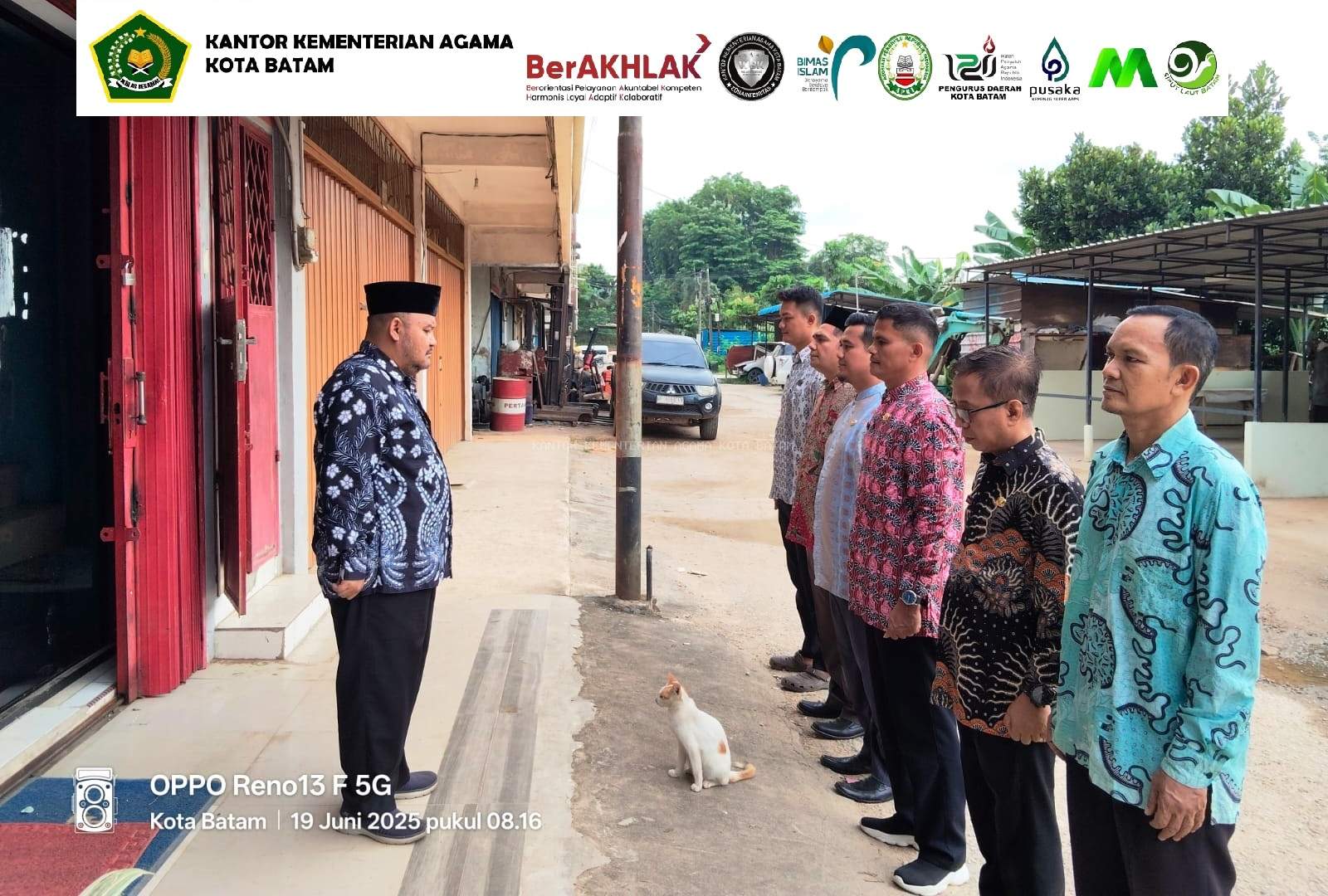 Semangat Baru di Pagi Hari: KUA Batu Ampar Gelar Apel Pagi dengan Penekanan Disiplin, Kebersihan & Piket Kontrol Kantor Lama.