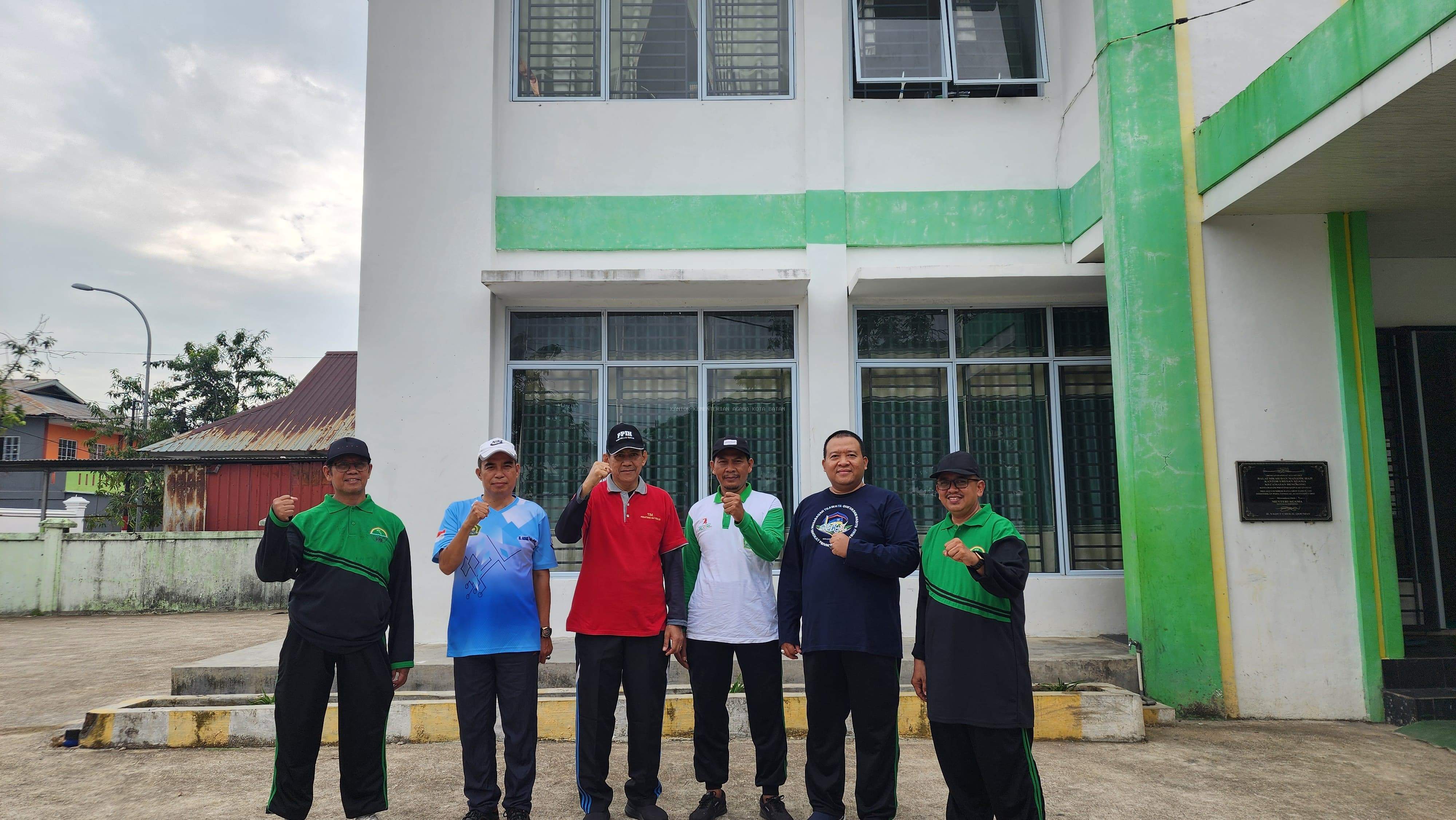 Kerja Bakti dan Jalan Sehat Ramaikan Pagi di KUA Kecamatan Bengkong