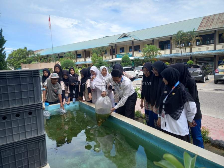 Giatkan Ketahanan Pangan, MAN 1 Kota Batam Tebar 1.250 Ekor Benih Ikan Lele dan Nila