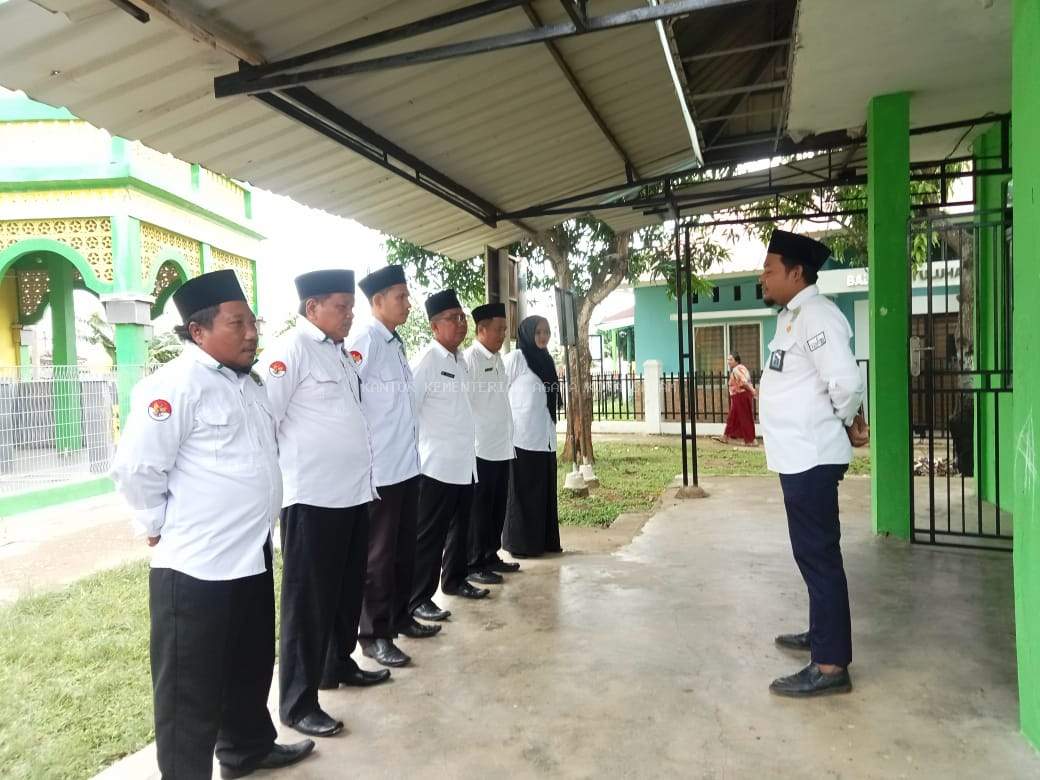 Pimpin Apel Pagi KUA Bulang:, Subur Ajak Pegawai Syukuri Amanah dan Tingkatkan Disiplin
