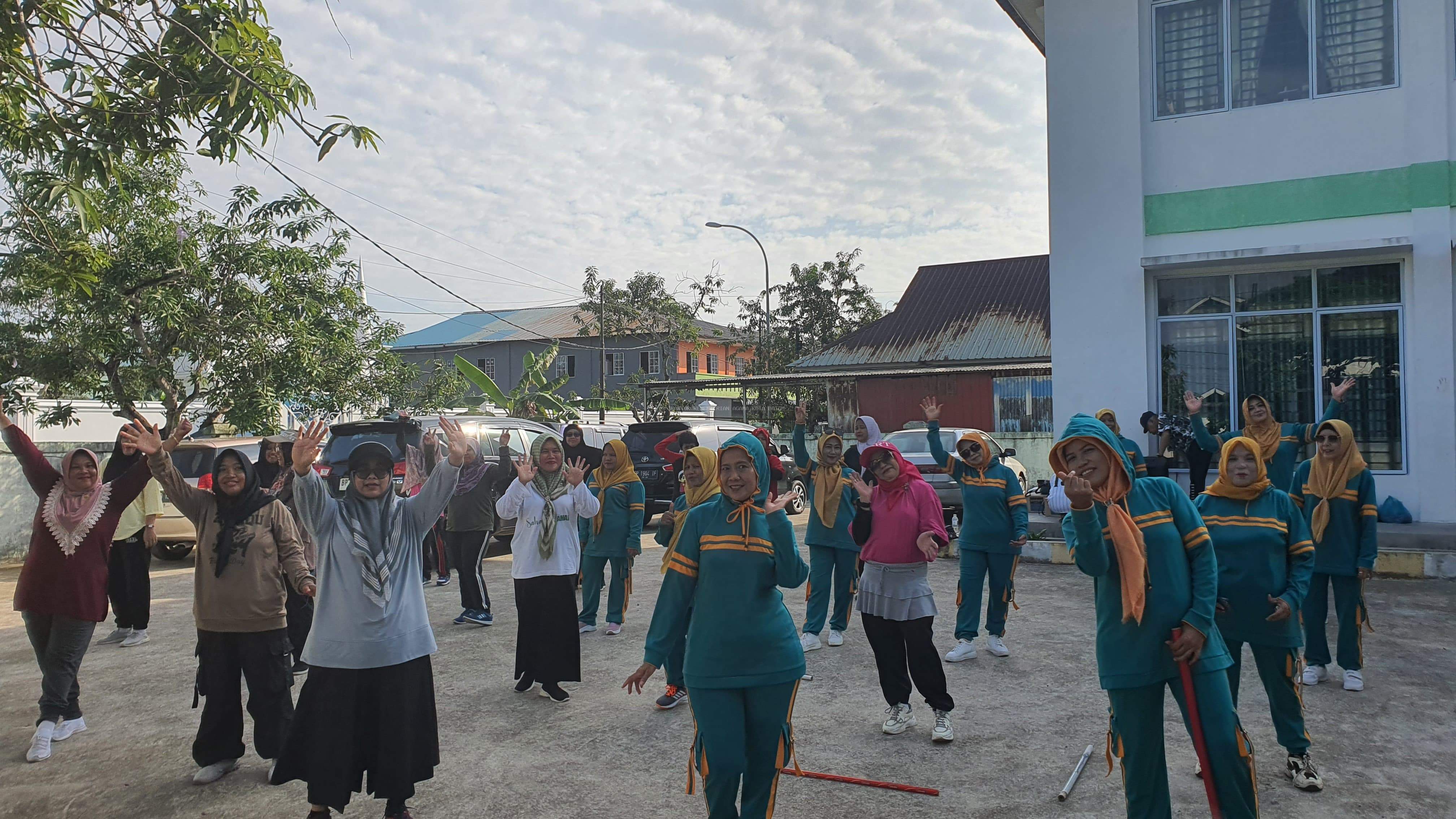 Semangat Kebersamaan dan Kebugaran : KUA Bengkong dan Jama'ah Majelis Ta'lim Kecamatan Bengkong Berkolaborasi dalam Senam dan Gotong Royong