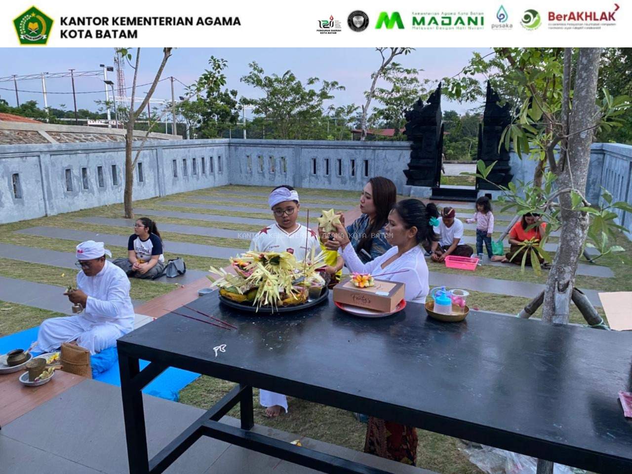 Staf Penyelenggara Hindu Kemenag Batam Pimpin Upacara Otonan di Pura Adistana Samanasya