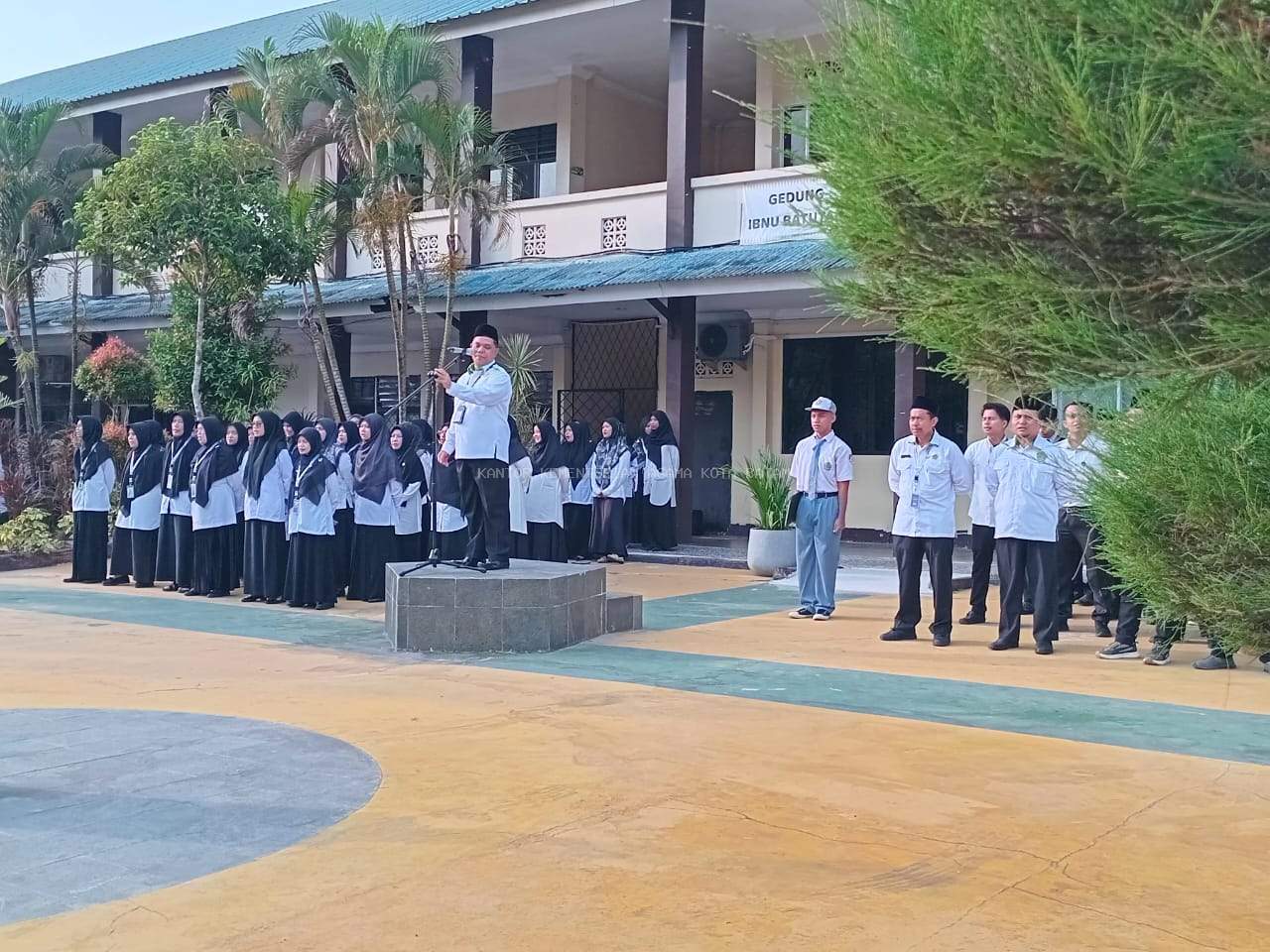 Pimpin Upacara Bendera MAN 1 Batam, Budi Dermawan: Dahulukan Adab daripada Ilmu