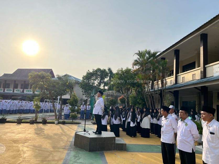 Kepala Kantor Kemenag Kota Batam Sukses Jadi Pembina Upacara di MAN 1 Kota Batam