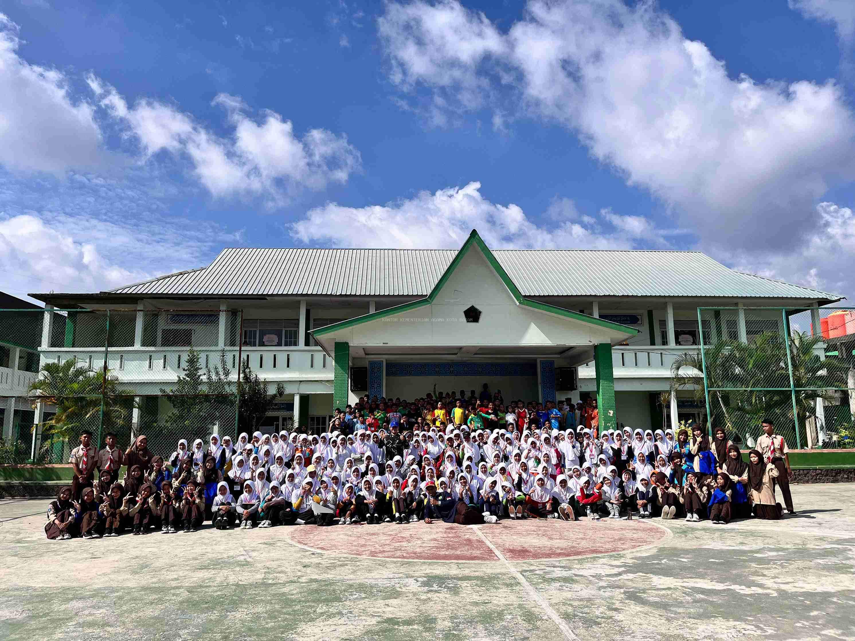 Masa Ta’aruf Siswa Madrasah (MATSAMA)  peserta didik baru MTsN 1 Batam tahun ajaran 2025/2026