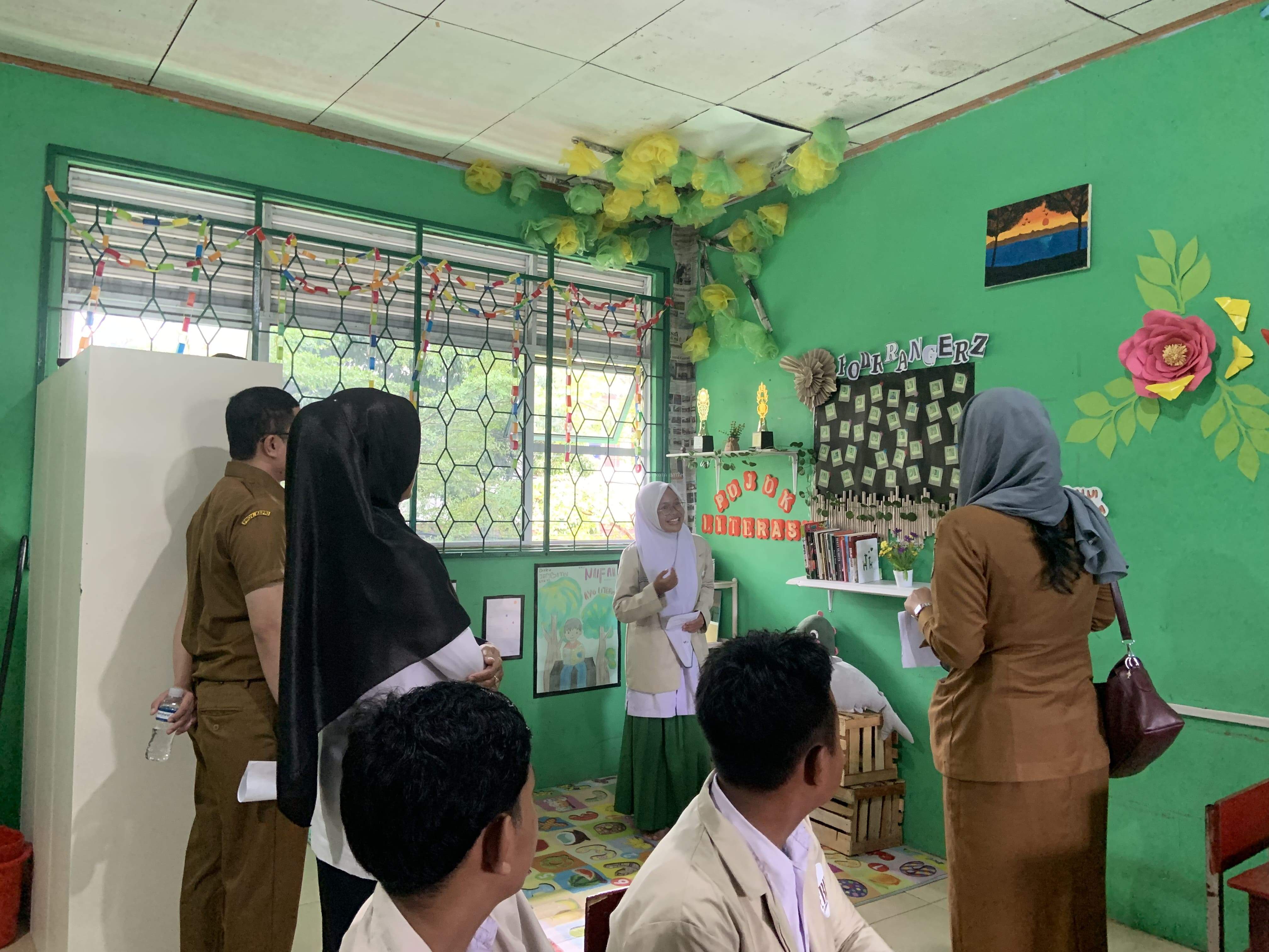 Penilaian lomba Pojok literasi membaca di MTs Negeri 1 Batam dengan Dinas Perpustakaan kota batam