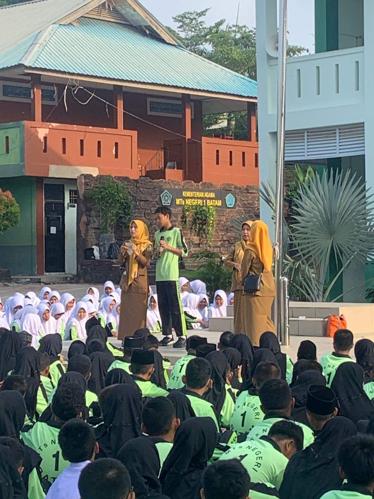 Peserta Didik MTsN 1 Batam Ikuti Layanan Penjaringan Kesehatan Anak Sekolah