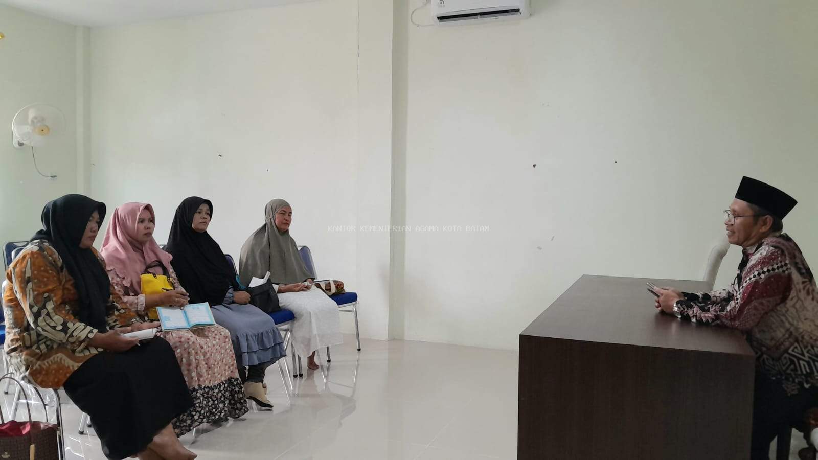 Beri Bimbingan untuk Mualaf : Badroni sampaikan Materi Tauhid