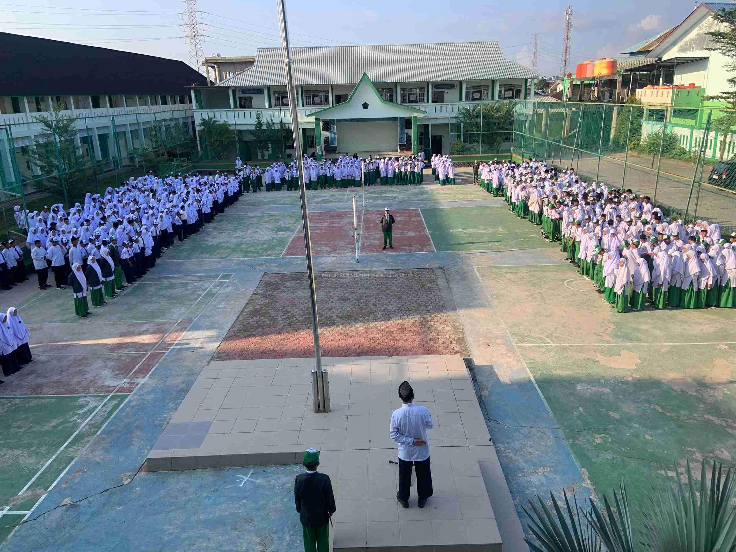 "kesuksesan bisa diraih dengan cara belajar" Amanat Upacara Bendera MTs Negeri 1 Batam
