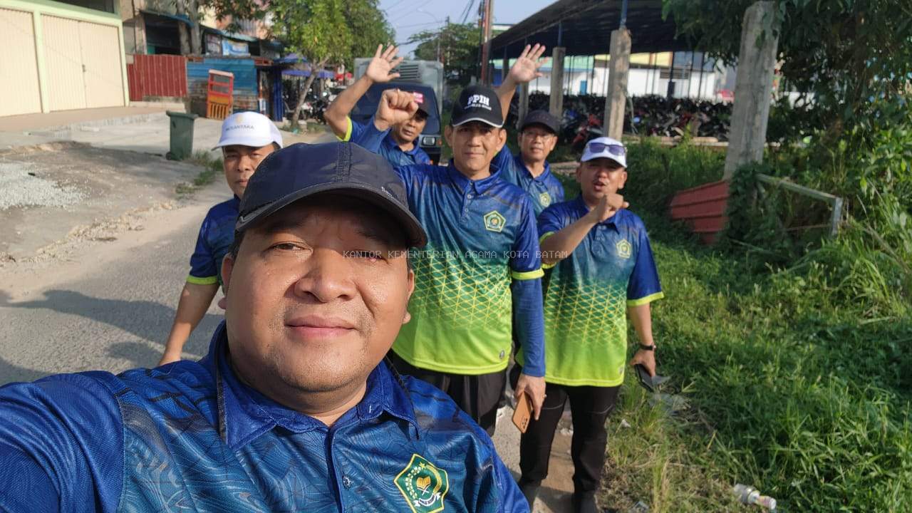 Semangat menuju Sehat di Pagi yang Cerah: Seluruh Pegawai KUA Kecamatan Bengkong dalam Kegiatan Kerja Bakti dan Jalan Sehat
