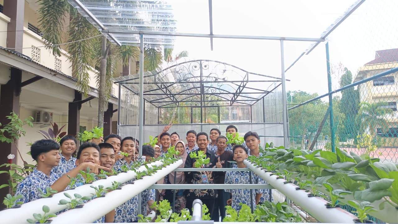Panen Raya Hidroponik, Kepala MAN 1 Kota Batam Turun Langsung Dampingi Siswa