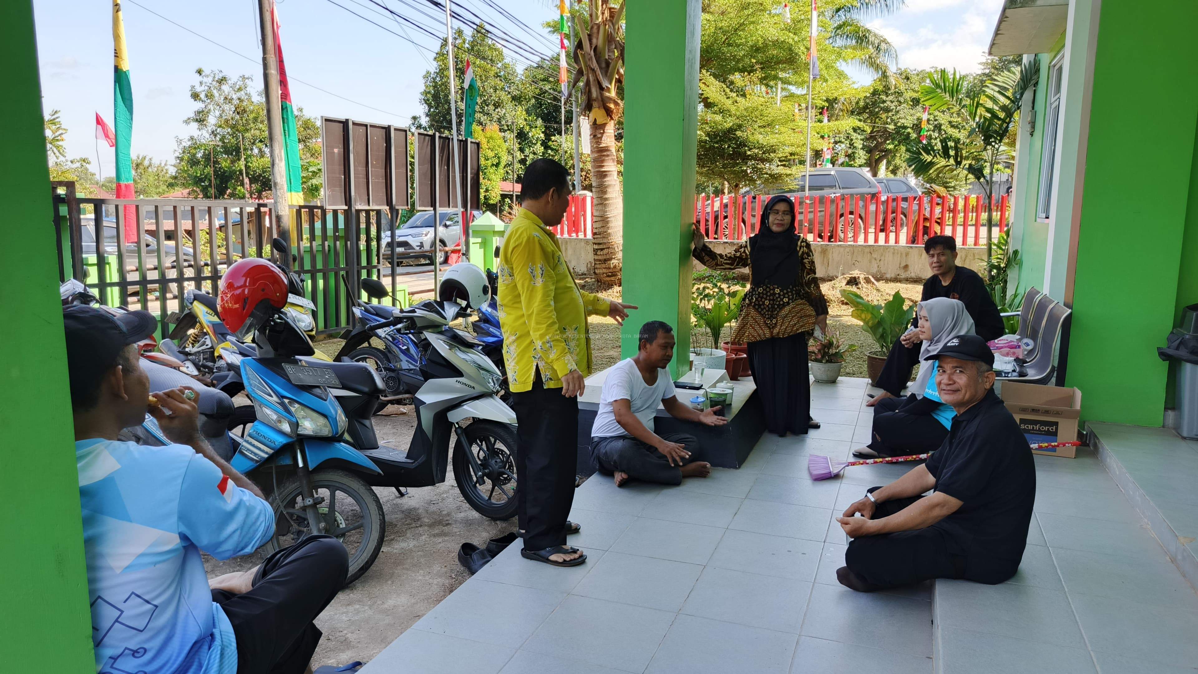 Semangat Kemerdekaan dan Kebersamaan di KUA Sekupang Melalui Gotong Royong