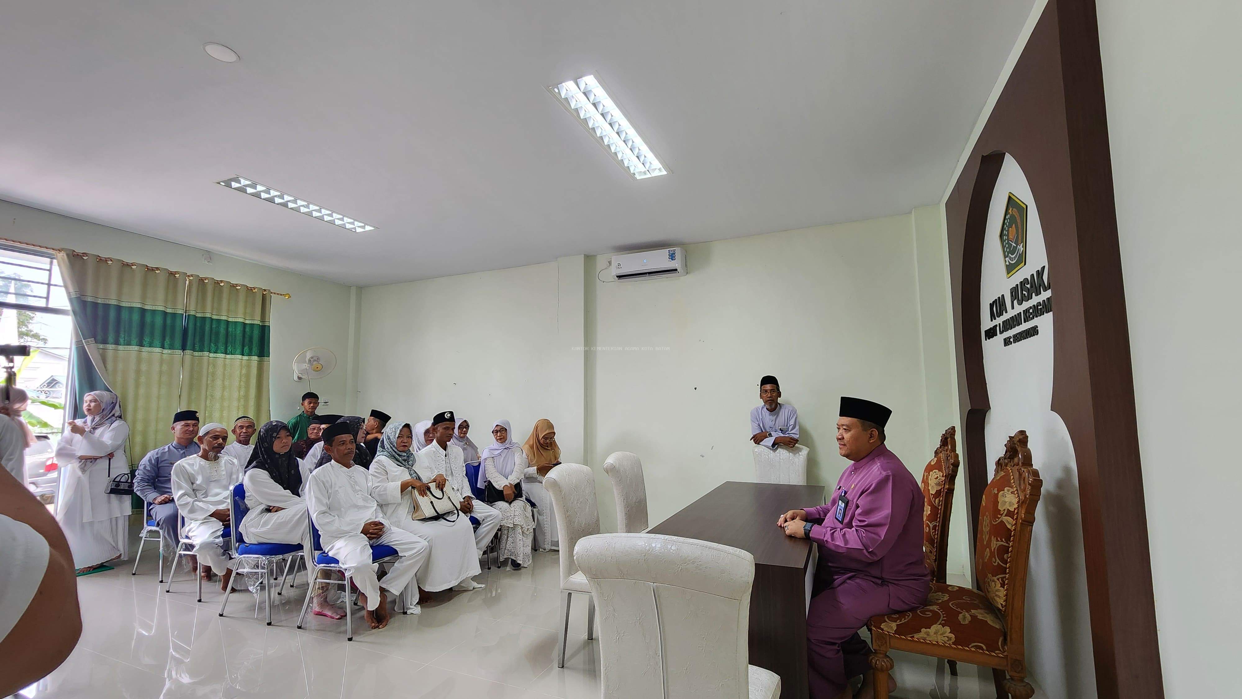 KUA Bengkong Layani Pernikahan Lima Pasang Mempelai Usai Apel Pagi