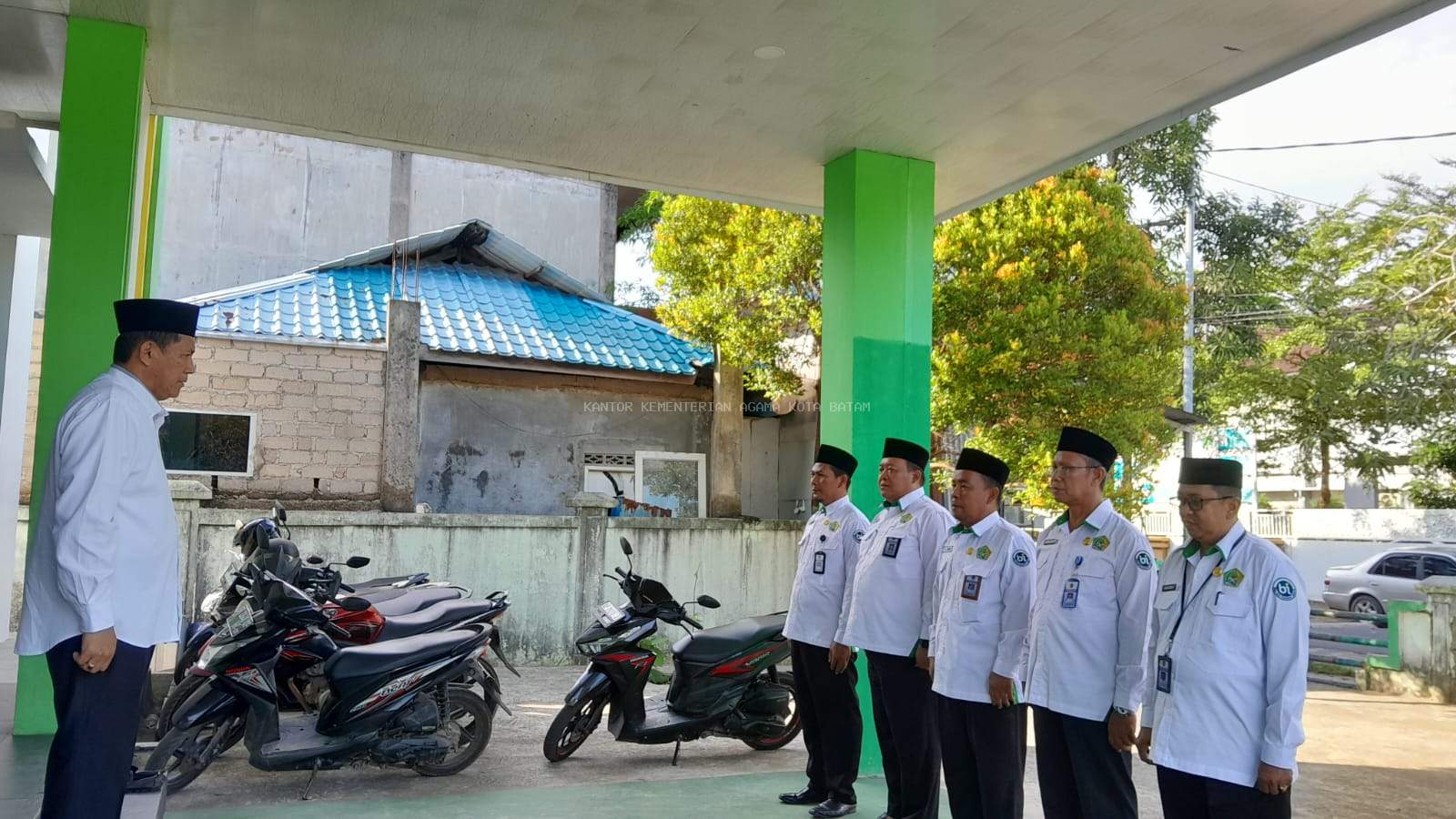 KUA Bengkong Tetap Apel Pagi Meskipun Hujan Deras, Tunjukkan Semangat Pelayanan