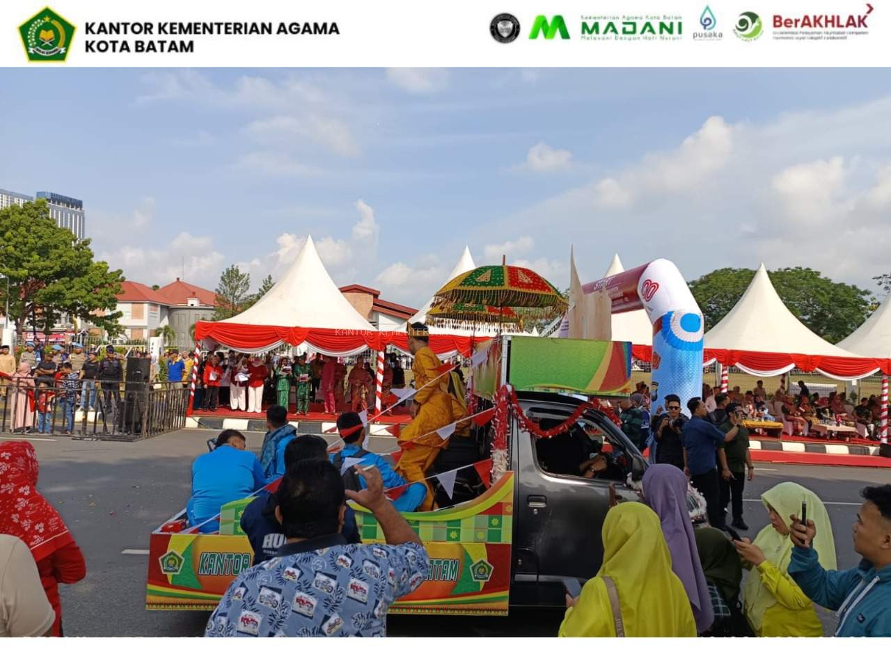 Kendaraan Hias Kemenag Batam Meriahkan Pawai Pembangunan HUT RI ke-80