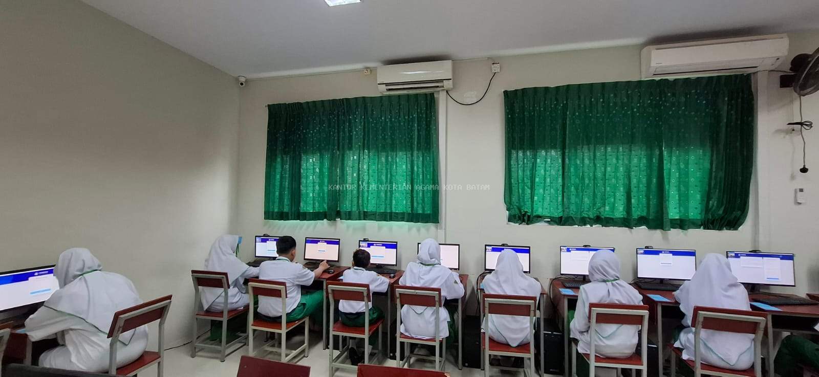 Peserta didik MTsN 1 Batam mengikuti ANBK di laboratorium komputer