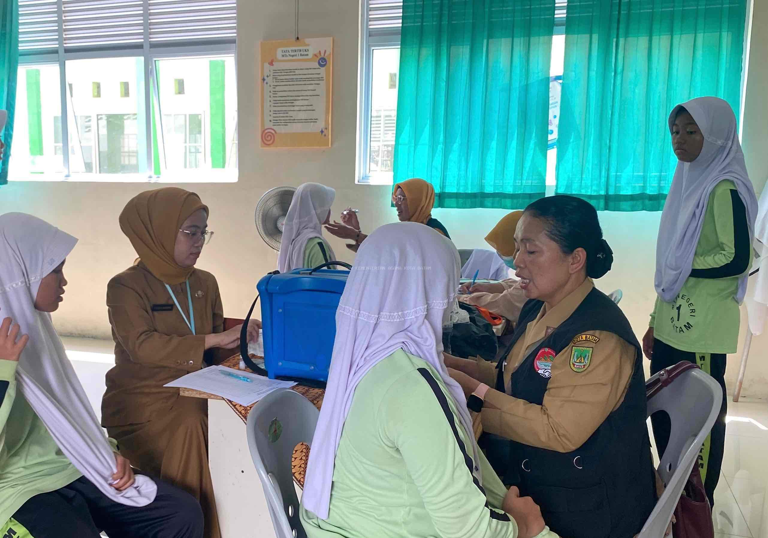 Imunisasi HPV Dan Pemeriksaan Kesehatan Gratis Di MTsN 1 Batam
