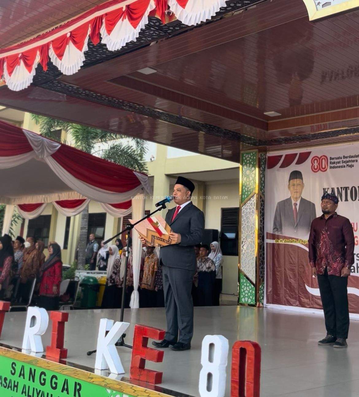 Mengenang Jasa Pahlawan, MAN 1 Kota Batam Khidmat Laksanakan Upacara HUT RI ke-80