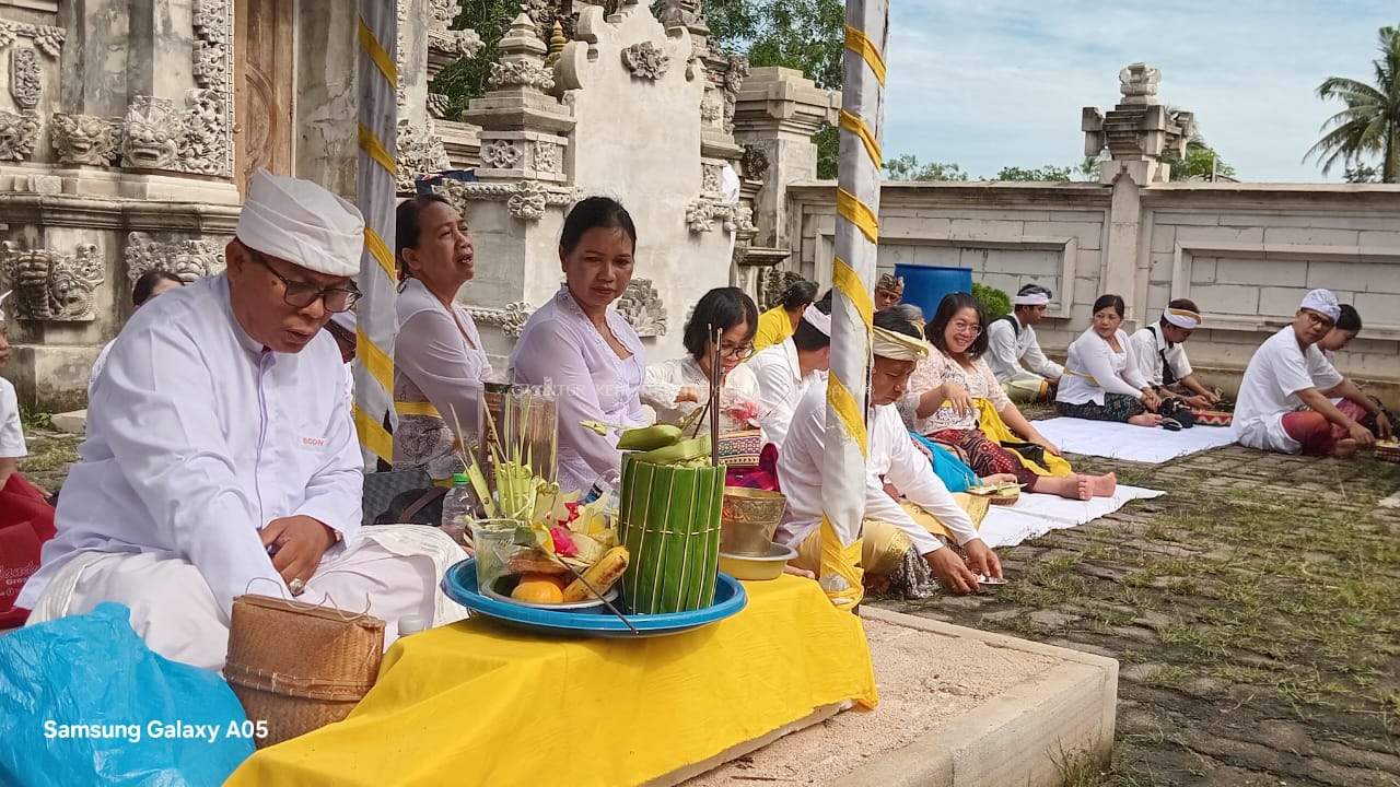  Rayakan Hari Suci Saraswati, Umat Hindu Gelar Persembahyangan di Pura Satya Dharma