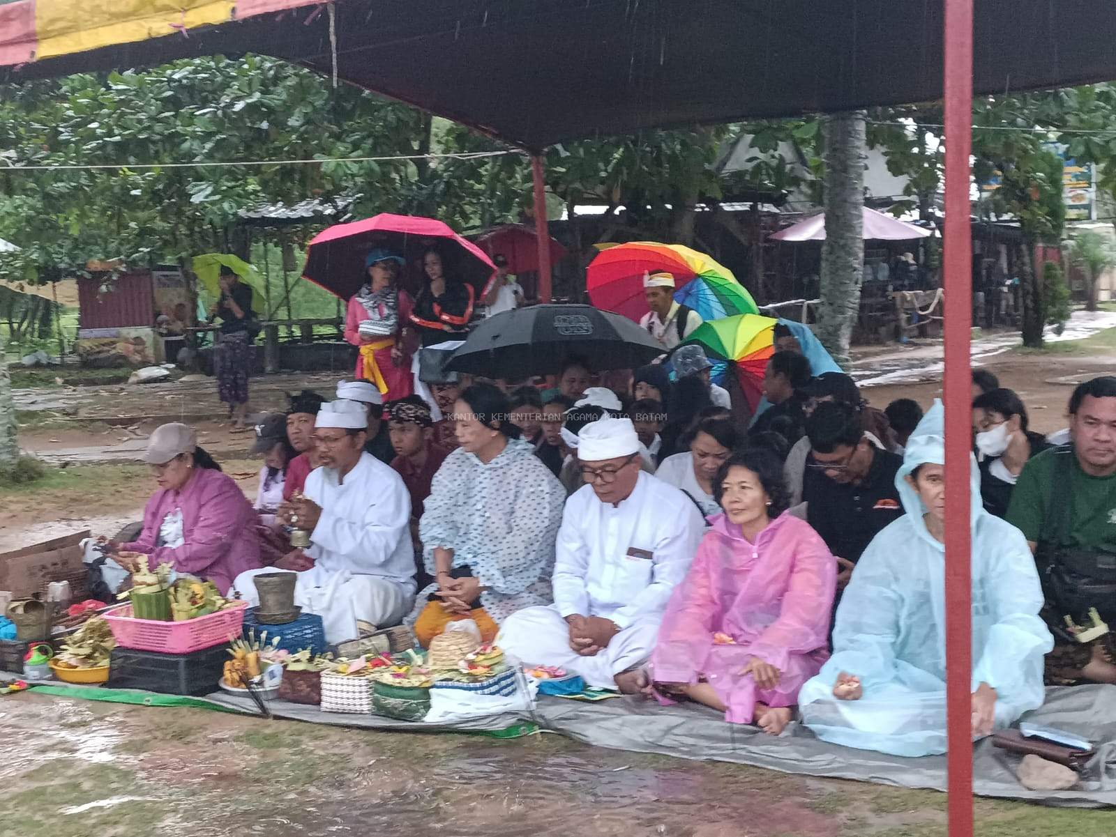 Peringatan Hari Suci Banyu Pinaruh di Pantai Tanjung Pinggir