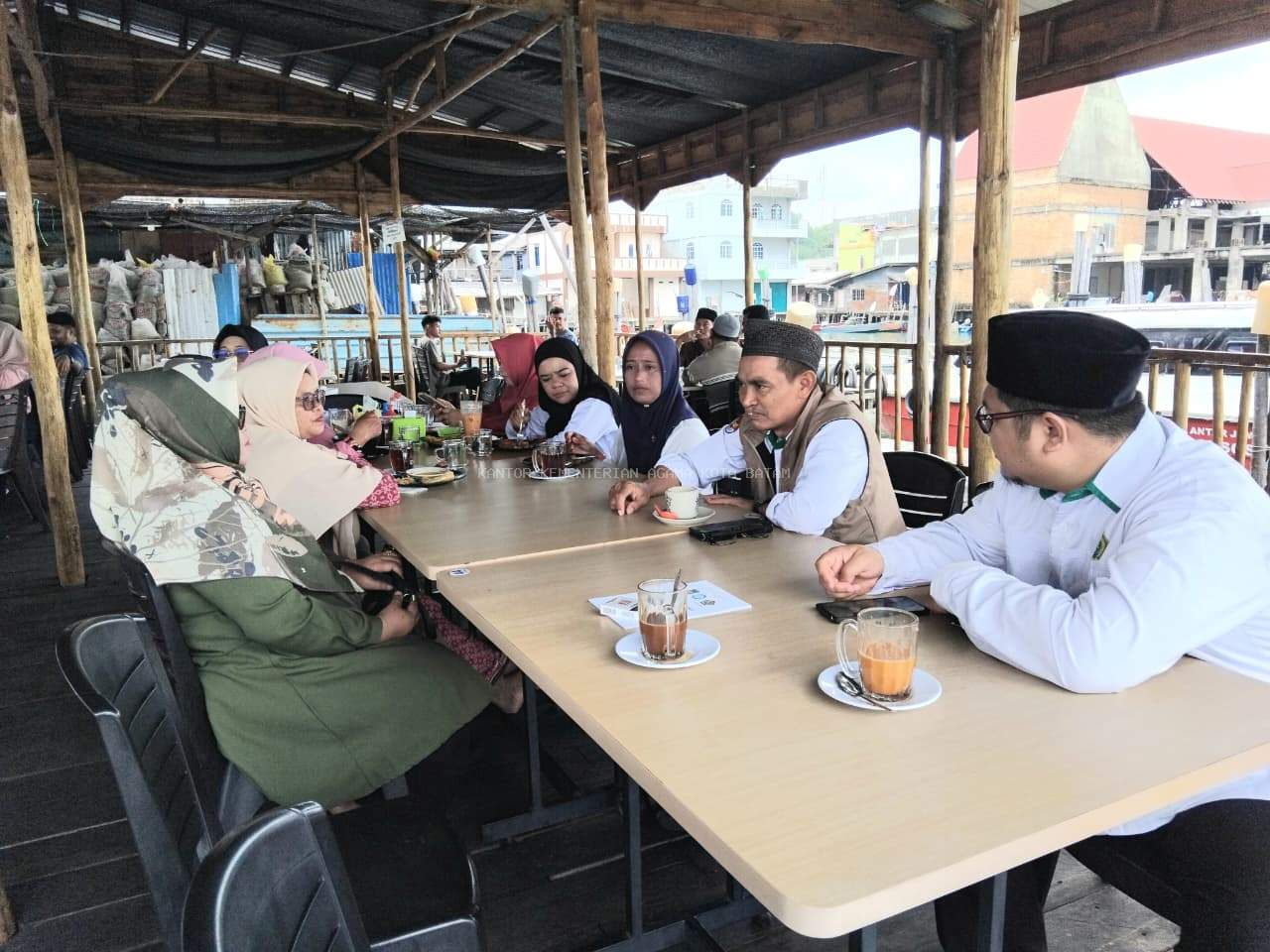 Kepala KUA Kec. Belakang Padang, Kota Batam Ciptakan Rapat Bersama Ormas Keagamaan Dengan Suasana Berbeda