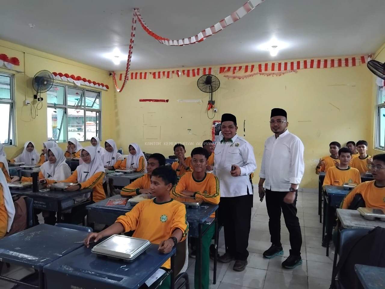 Dukung Program Pemerintah Pusat, Kepala Kemenag Batam Kawal Langsung Program Makan Bergizi Gratis di MAN 2 Batam