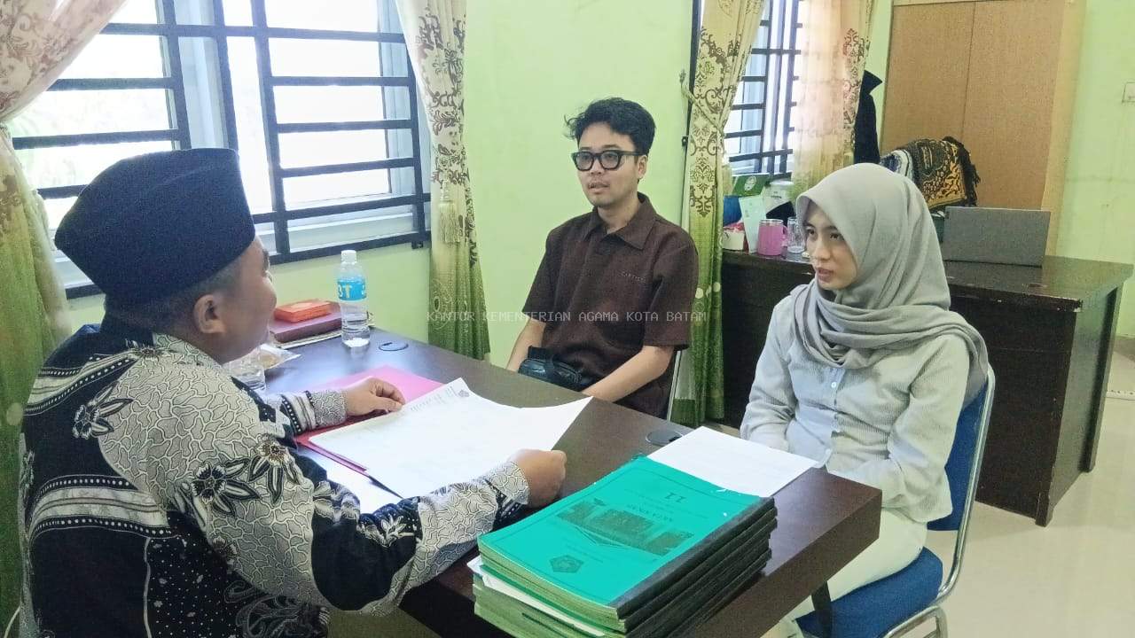 Sepasang Sejoli Dapatkan Bimbingan Perkawinan di KUA Batam Kota