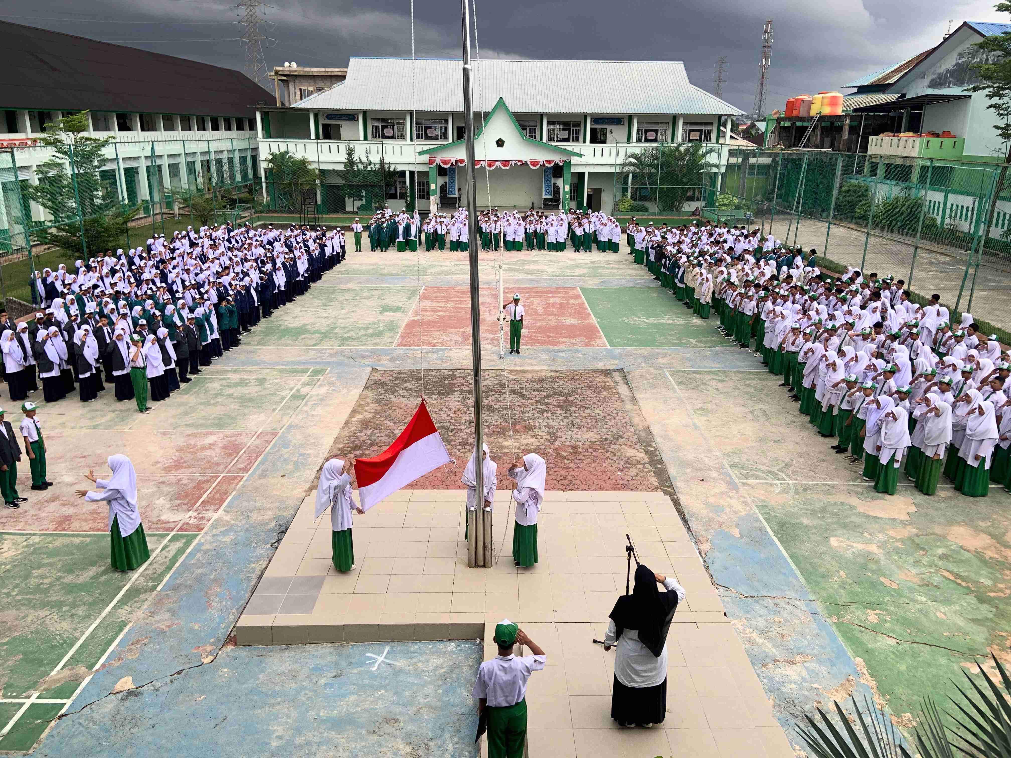 MTsN 1 Batam Gelar Upacara Bendera, Tekankan Bijak Bermedia Sosial dan Menjaga Lingkungan Madrasah