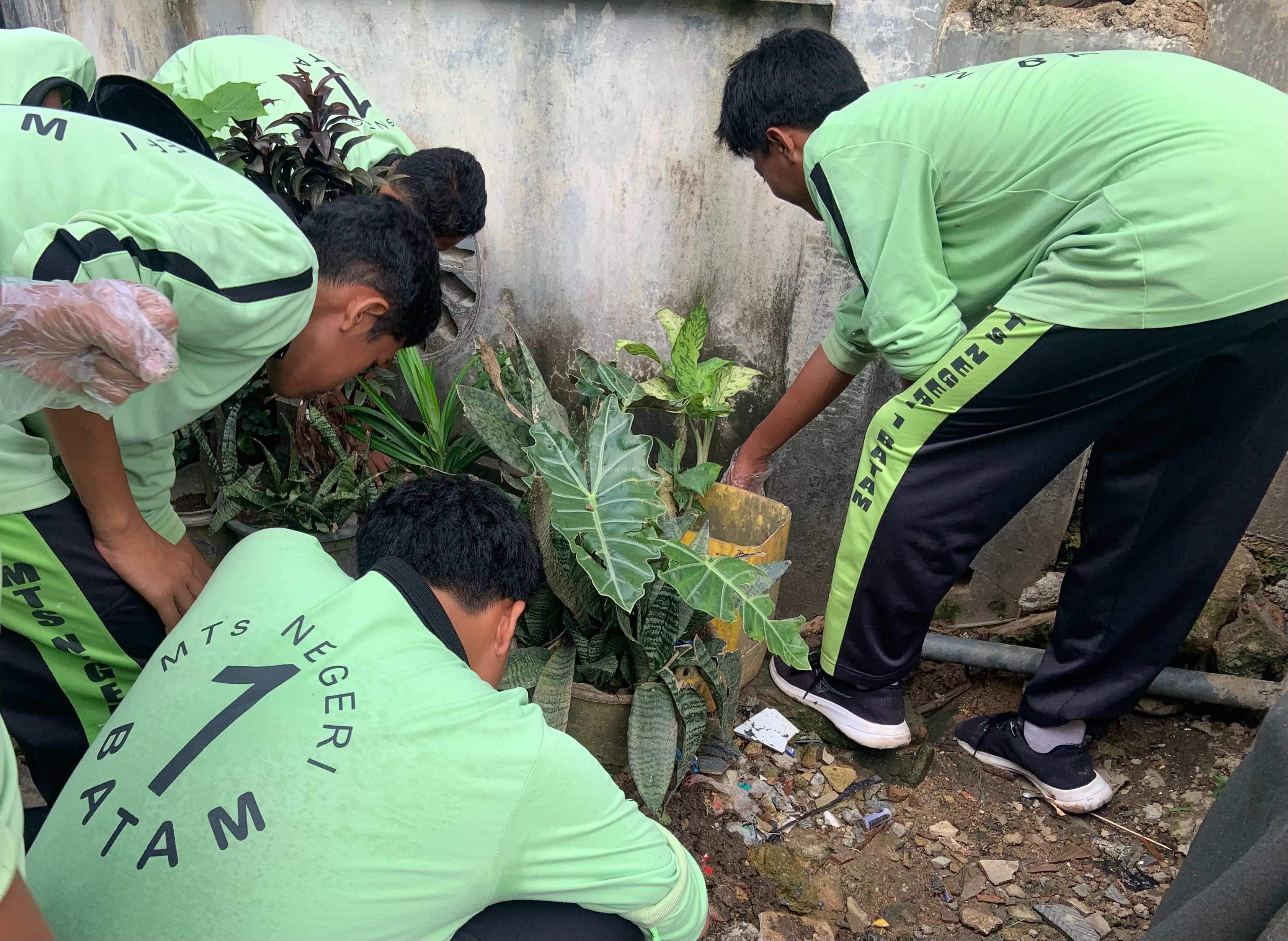 Tanamkan rasa cinta lingkungan dan peduli masyarakat peserta Didik MTsN 1 Batam lakukan Gotong Royong di madrasah dan lingkungan RT/RW sekitar madrasah