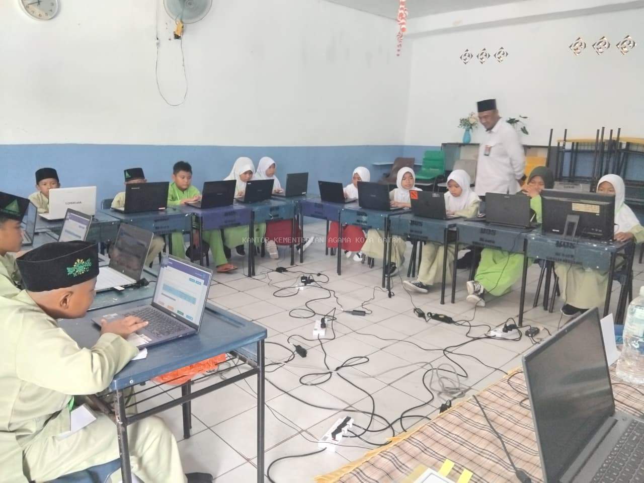 Seksi Pendidikan Madrasah Kemenag Kota Batam Lakukan Monitoring Pelaksanaan ANBK Jenjang MI