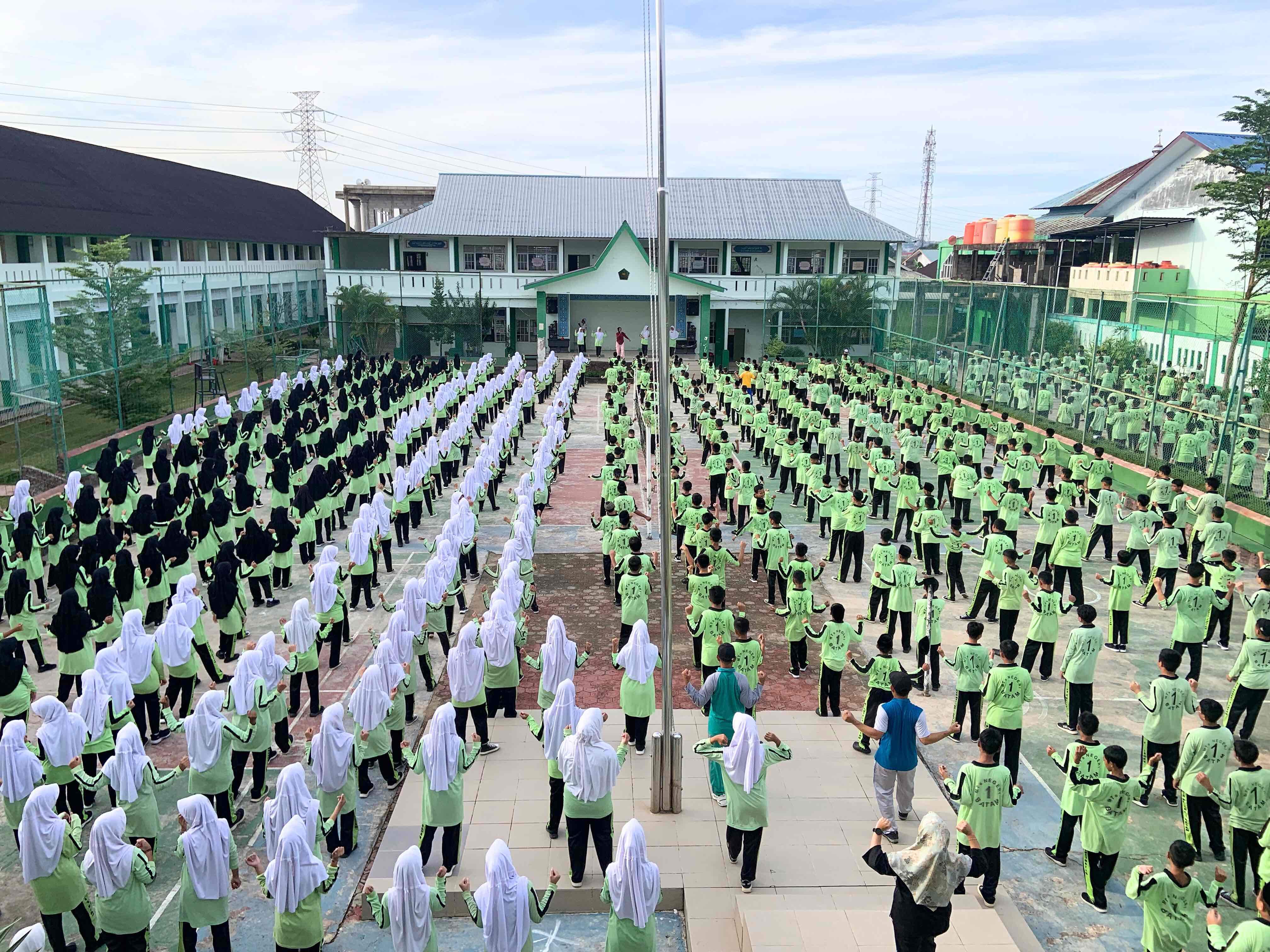 MTsN 1 Batam Gelar Senam Rutin Dipimpin Instruktur Senam Profesional