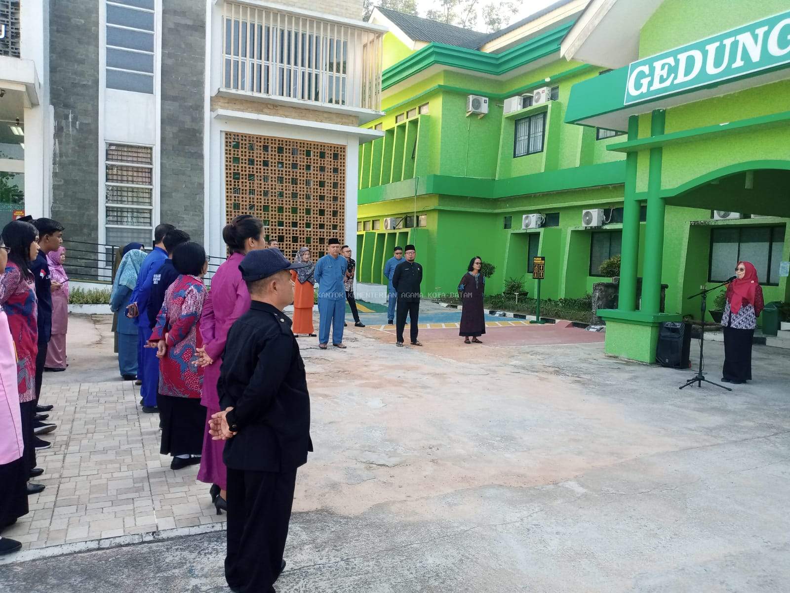 Magdalena Pimpin Apel Perdana Usai Dilantik, Resdin Efendi Perkenalkan Diri Sebagai Kasubag TU