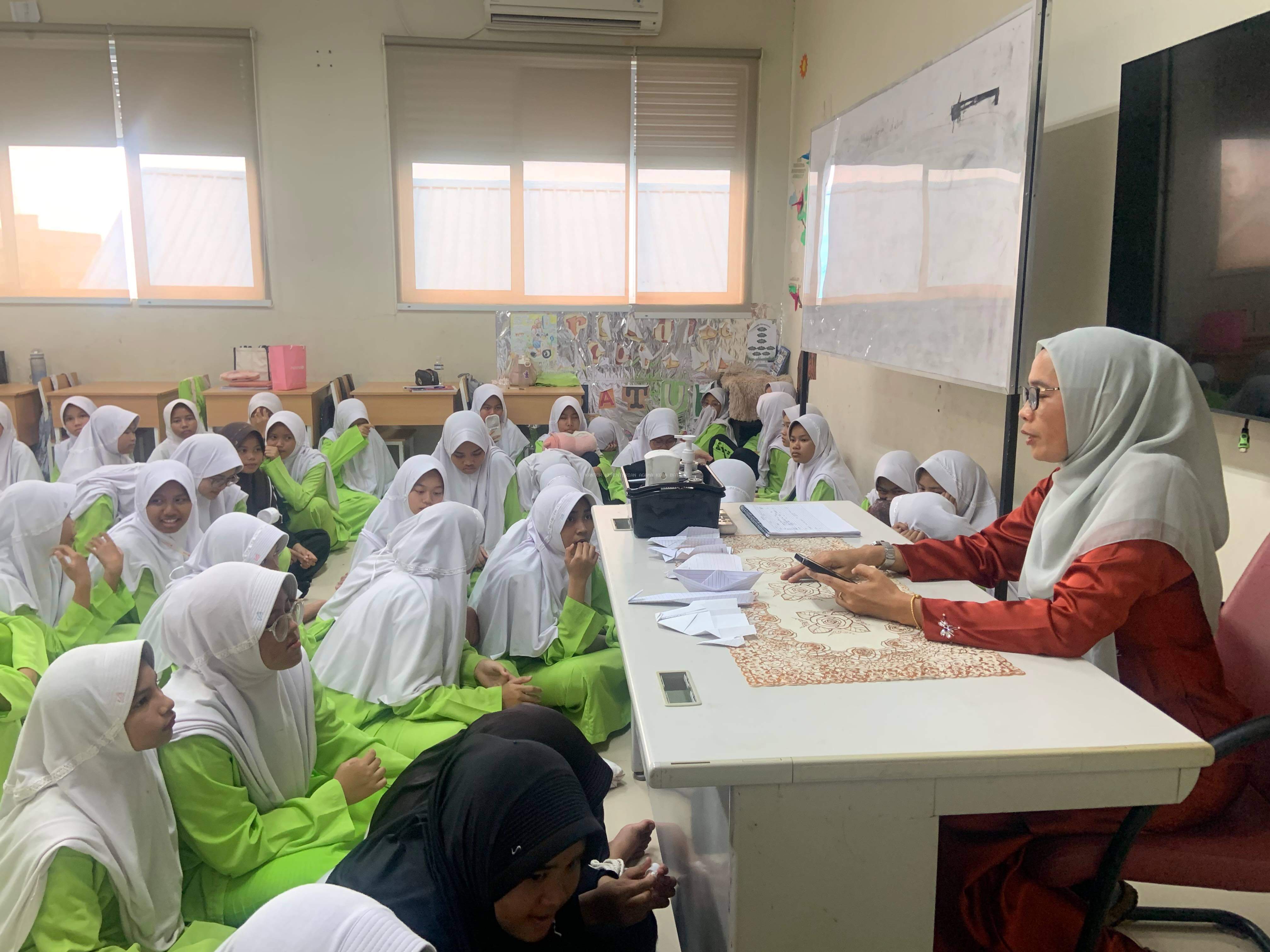 Keputrian MTsN 1 Batam Kembali Digelar: Bekali Peserta Didik Petempuan dengan Materi Kebersihan Diri, Pubertas, hingga Aurat Wanita