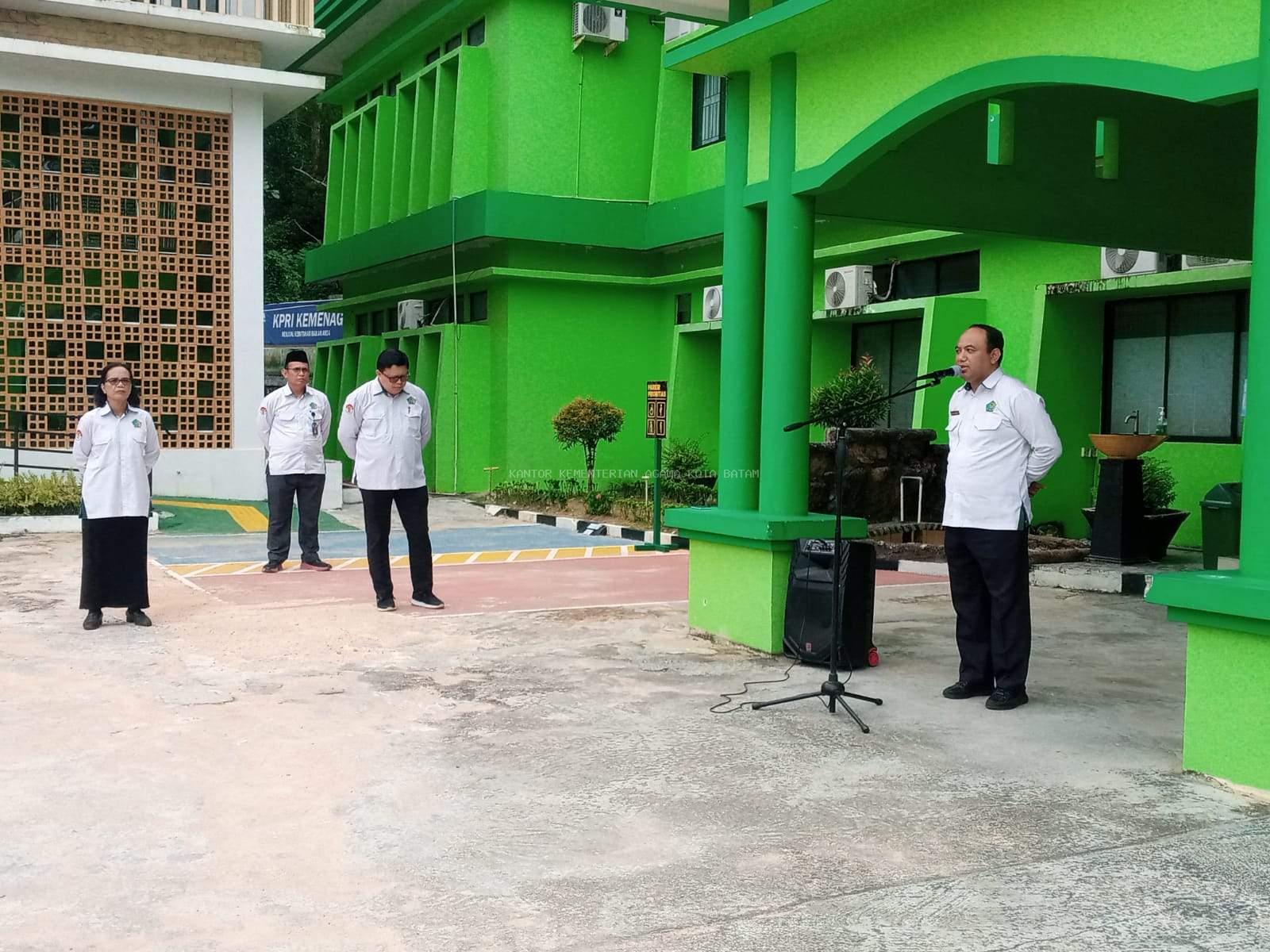 Penyelenggara Hindu Kemenag Batam Made Karmawan Pimpin Apel Pagi, Tekankan Perencanaan Anggaran dan Penyelesaian SPK