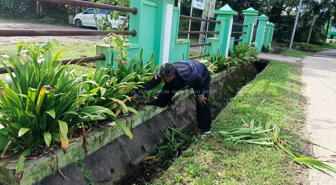 Kepala KUA Sekupang Pimpin Gotong Royong dengan Semangat Kekeluargaan